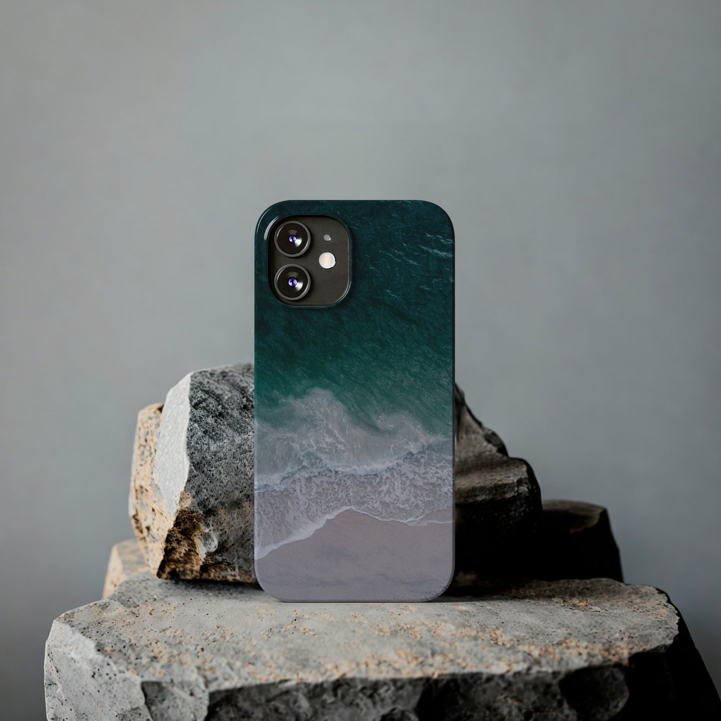 Ocean's Embrace: Deep Green Waters with White Waves Crashing onto the Beach Design Iphone 15-12 Slim Phone Case