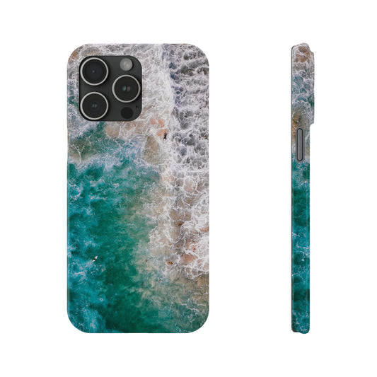 Ocean's Embrace: Deep Green Waters with White Waves Crashing onto the Beach Design Iphone 15-12 Slim Phone Case