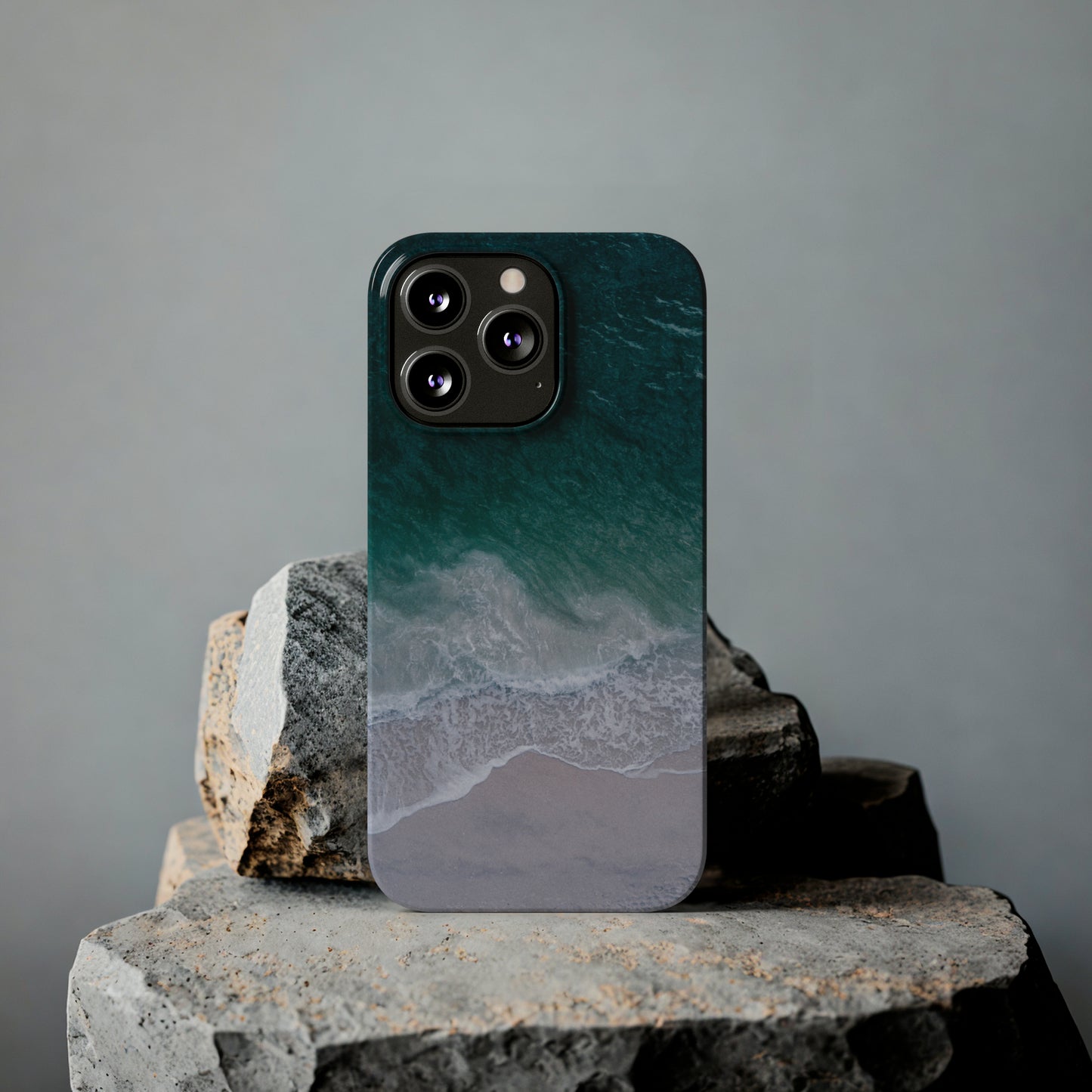 Ocean's Embrace: Deep Green Waters with White Waves Crashing onto the Beach Design Iphone 15-12 Slim Phone Case