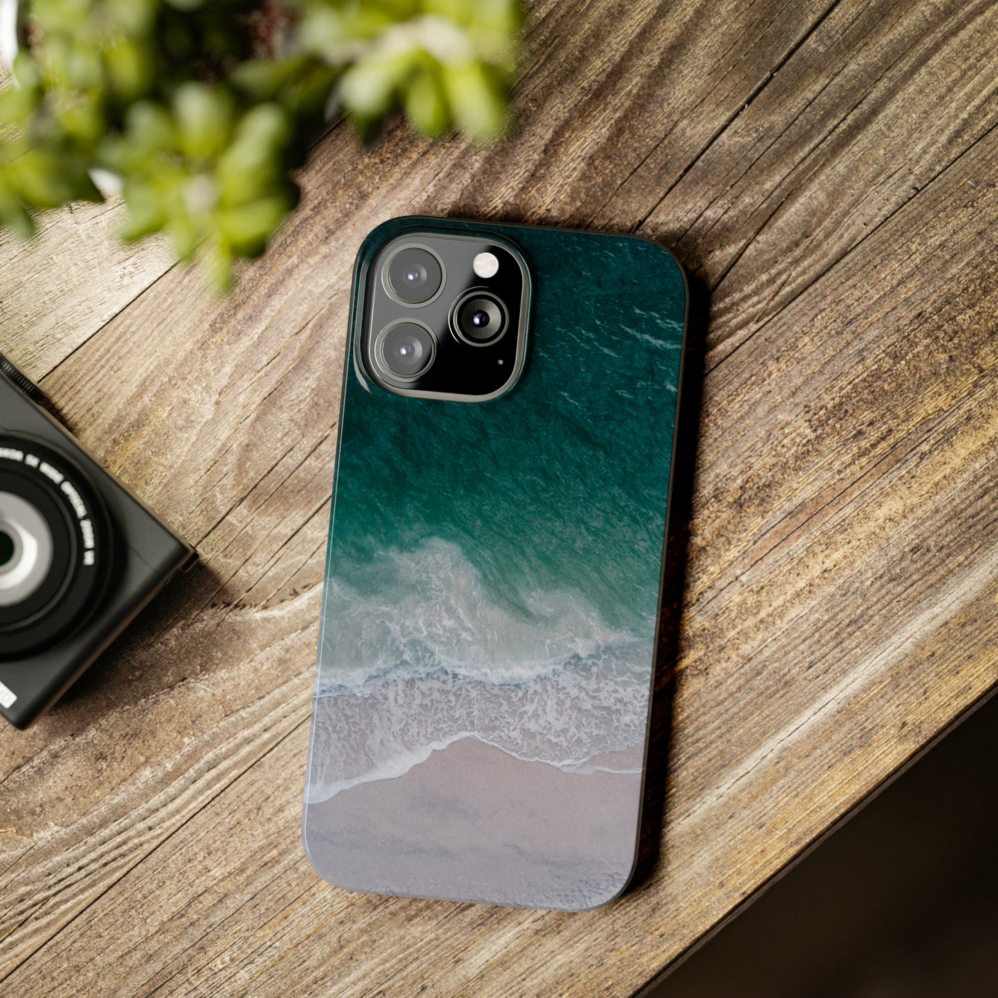 Ocean's Embrace: Deep Green Waters with White Waves Crashing onto the Beach Design Iphone 15-12 Slim Phone Case