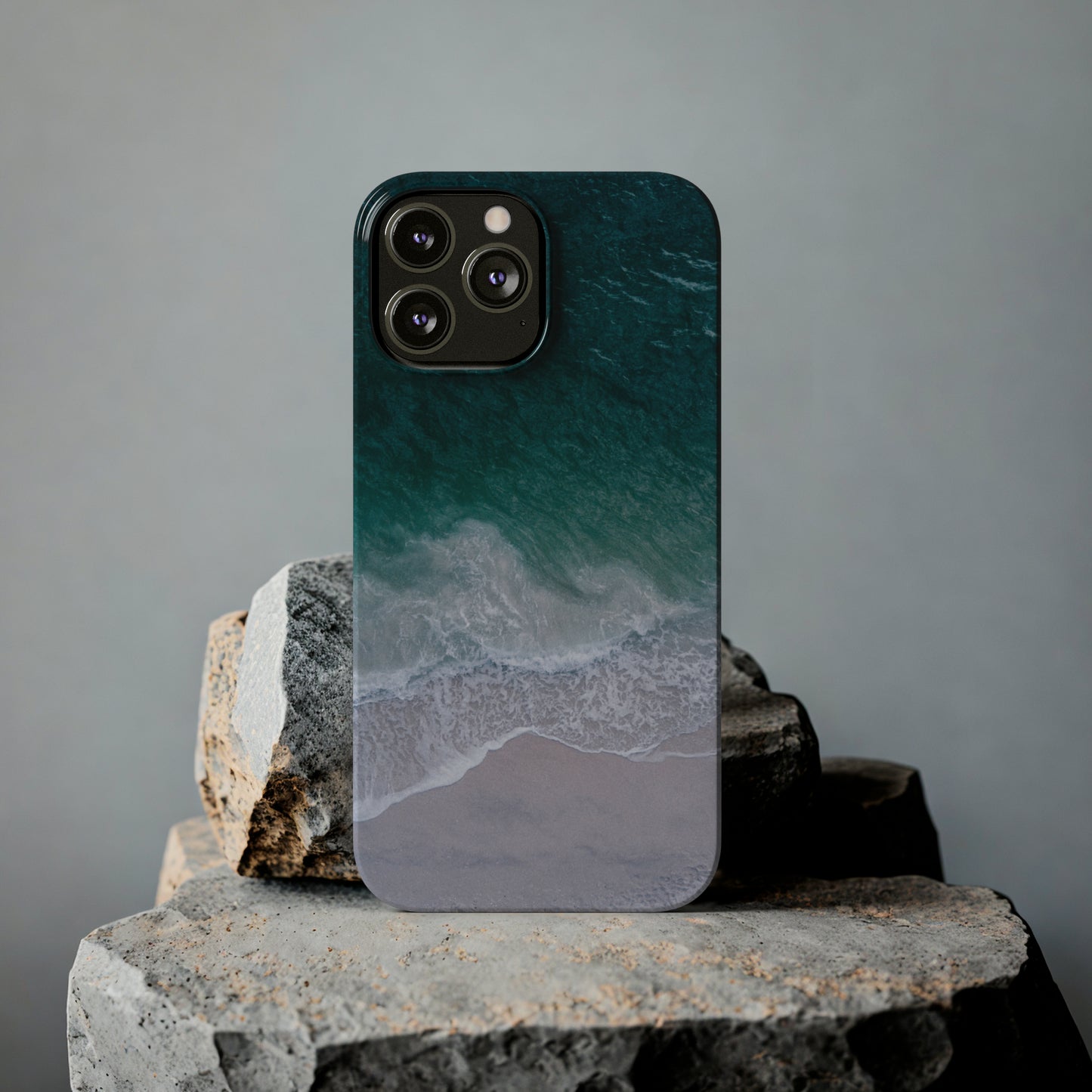 Ocean's Embrace: Deep Green Waters with White Waves Crashing onto the Beach Design Iphone 15-12 Slim Phone Case